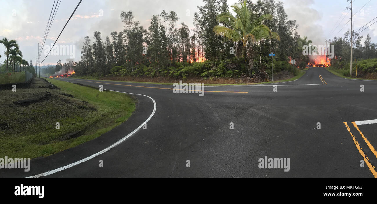 Ein Blick auf die Lava, die sich aus Spalte 7 in der Nähe der Kreuzung von Leilani und Makamae Straßen von der Kilauea Vulkanausbruch Mai 5, 2018 in Leilani Estates, Hawaii. Die letzte Eruption weiter zerstören Häuser, zwangen Evakuierungen und spucken Lava und Giftgas auf der grossen Insel von Hawaii. Stockfoto