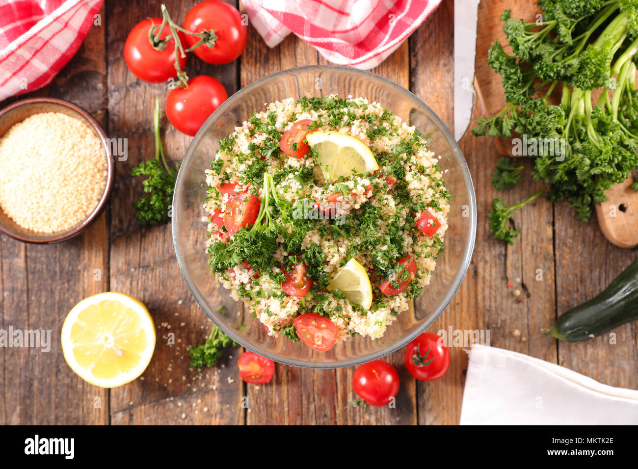 Tabbouleh Salat mit Gemüse Stockfoto