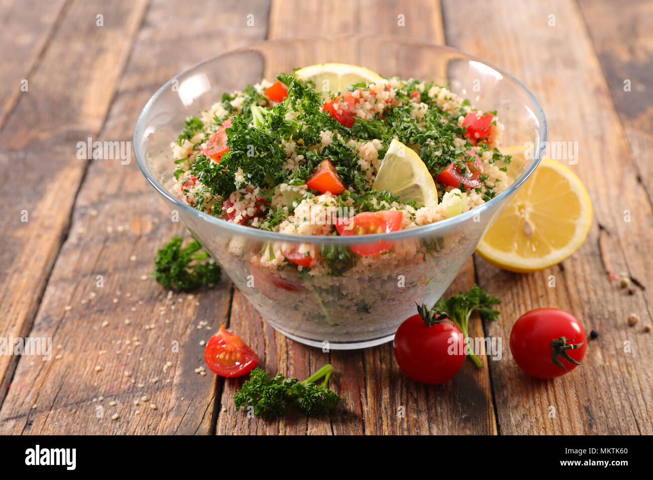 Tabbouleh Salat mit Gemüse Stockfoto