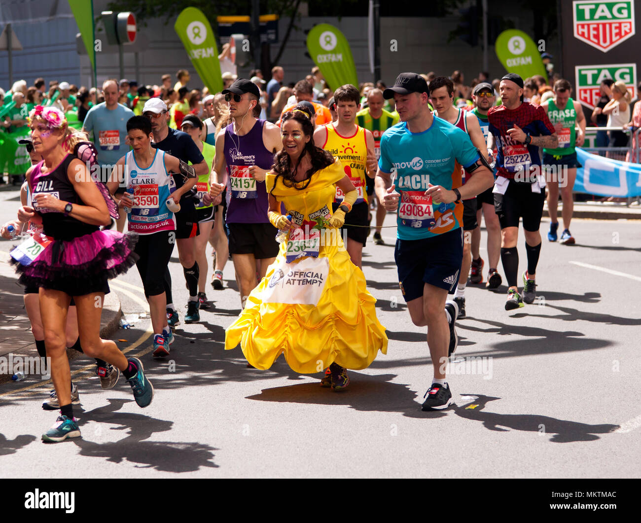 Julie Greenwood, ein Guinness World Record in den London Marathon 2018, als der schnellste Marathon, gekleidet wie ein Märchen Charakter (4:24:07) Stockfoto