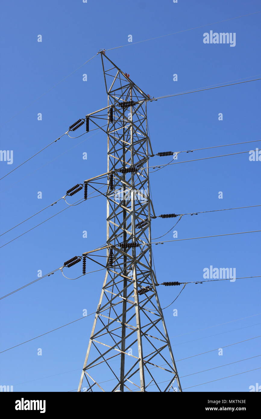 Stromversorgungsnetz steel Tower mit Stromleitungen in Skokie, Illinois. Stockfoto