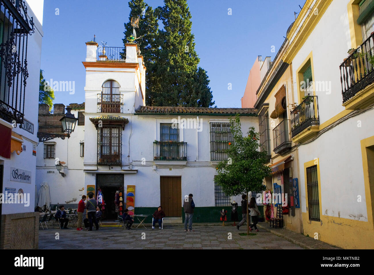 Ein kleines Quadrat (Calle Vida) in Barrio de Santa Cruz, Sevilla, Andalusien, Spanien Stockfoto