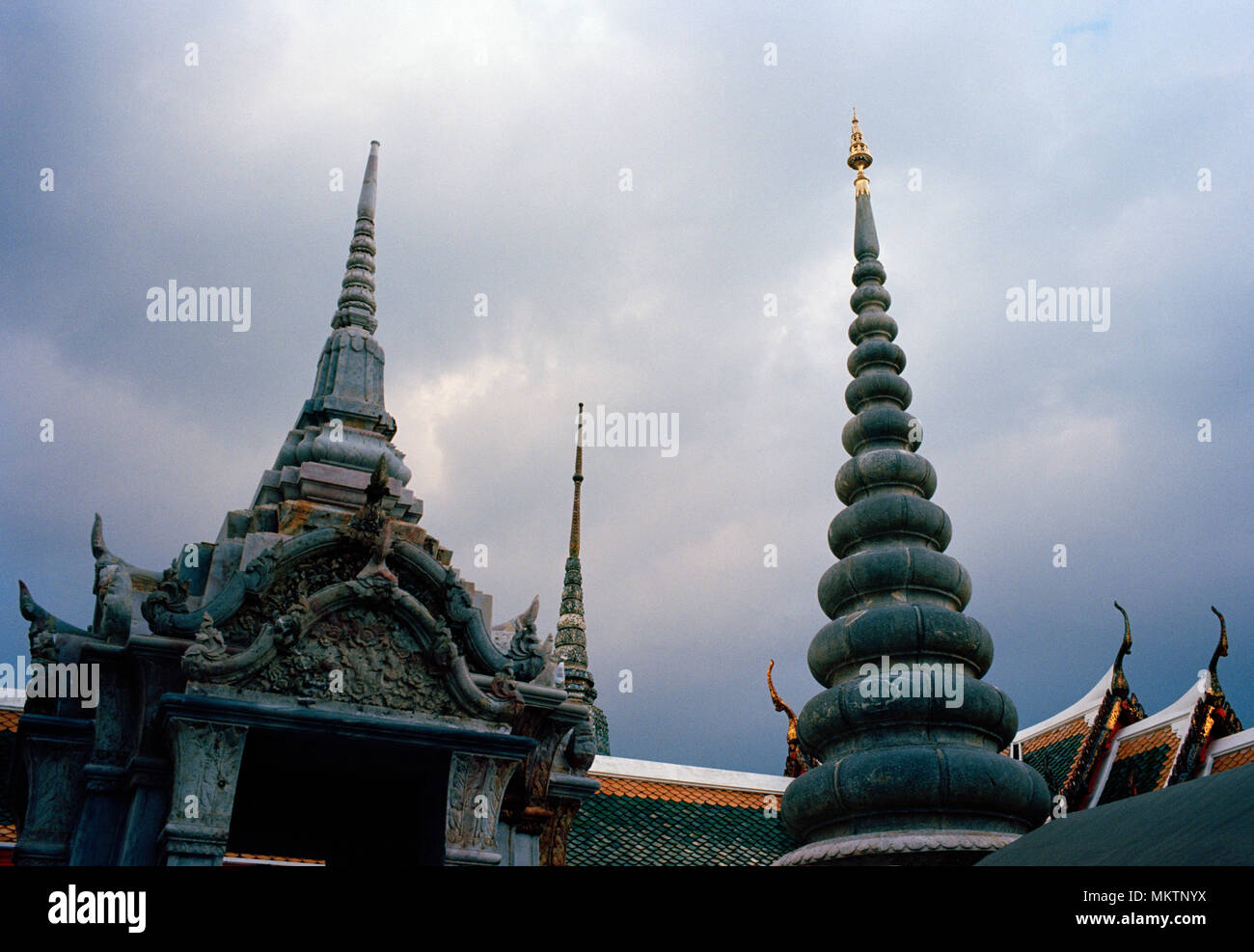 Thai Buddhismus - Buddhistische Tempel der Morgenröte - Wat Arun Tempel in Bangkok Yai Thonburi in Bangkok, Thailand Südostasien Fernost. Architektur Reisen Stockfoto