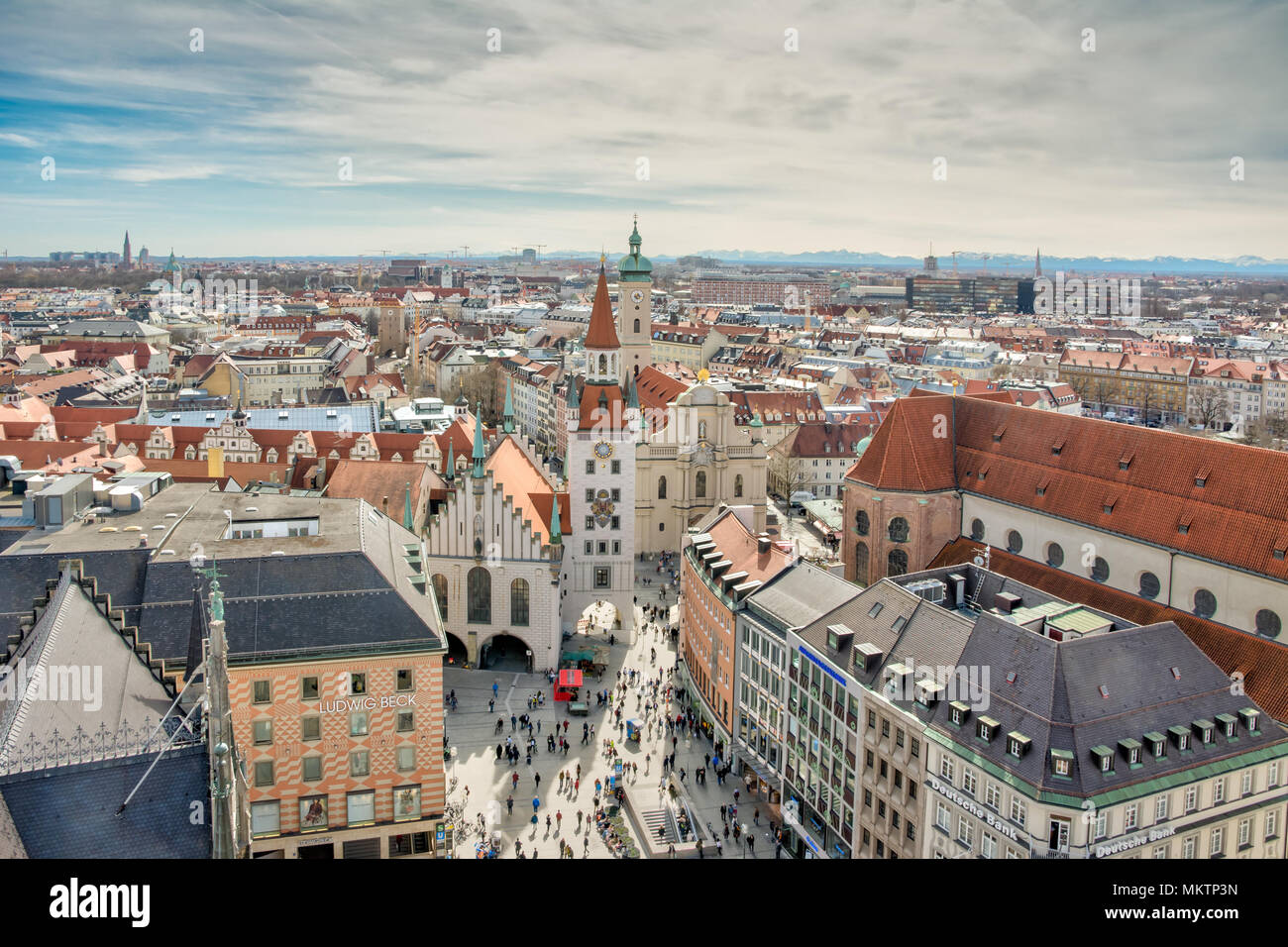 München, Deutschland - 4. APRIL: Luftaufnahme über die Stadt München, Deutschland, am 4. April 2018. Massen von Menschen auf dem Platz. Stockfoto