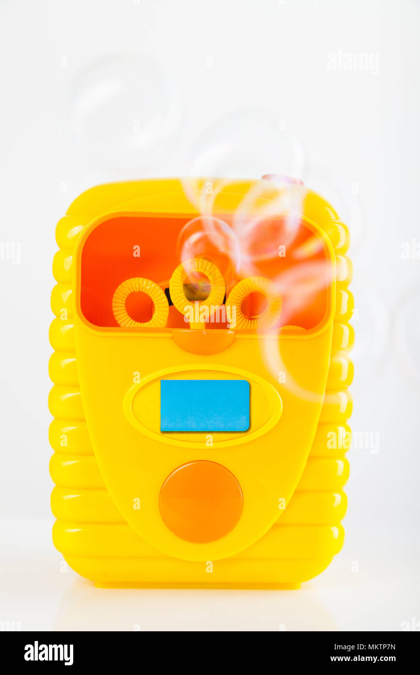 Kunststoff Spielzeug bubble Maschine Seifenblasen vor einem weißen Hintergrund. Stockfoto