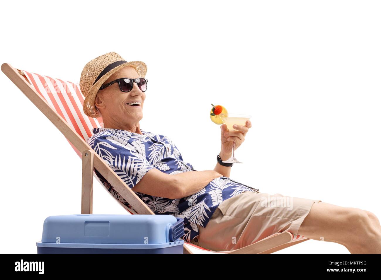 Ältere Touristen bei einem Cocktail im Liegestuhl auf weißem Hintergrund sitzen Stockfoto