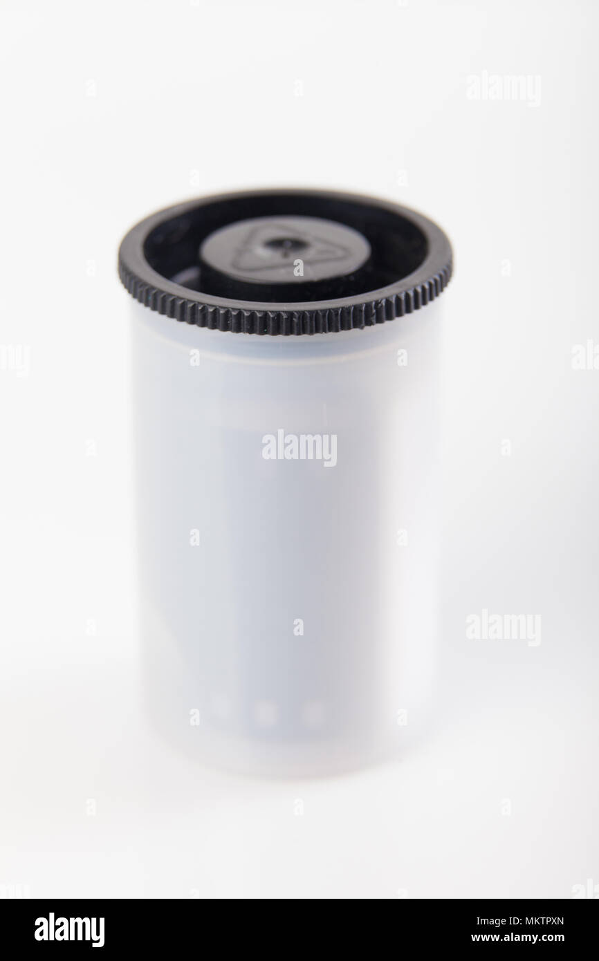 Einem alten Kanister aus Kunststoff mit 35-mm-Film. Stockfoto