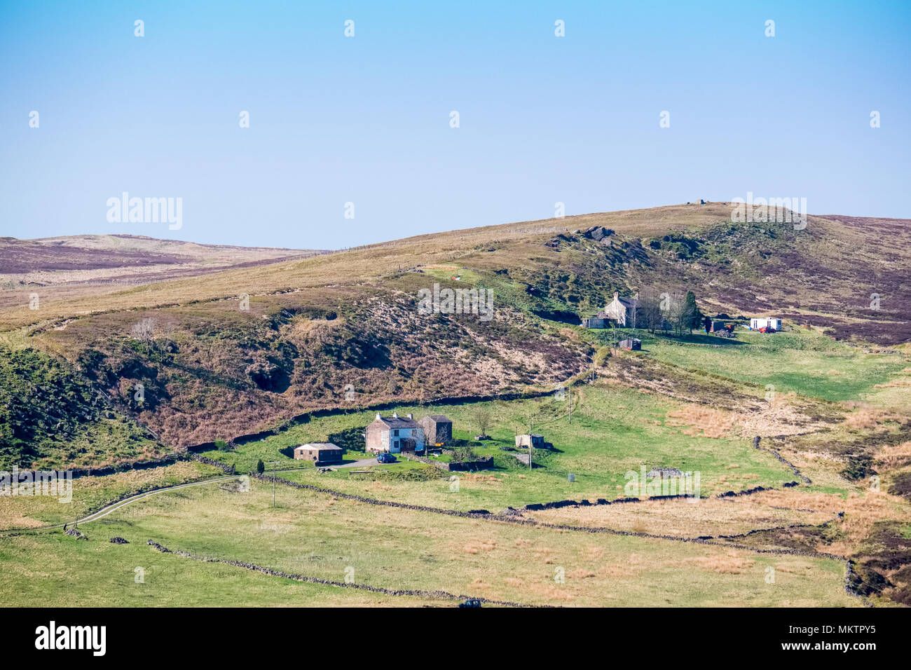 Bauernhäuser auf Trockenmauern Flanke in der Nähe von Flash im Peak District Stockfoto