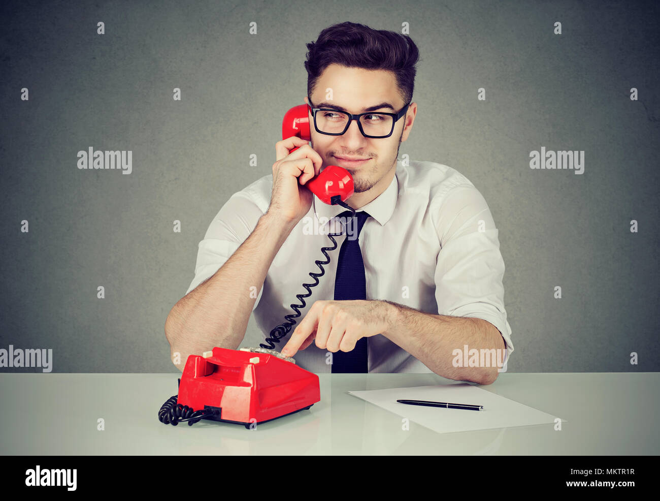 Junge Menschen sprechen am Telefon in Verbindungen im Büro. Stockfoto