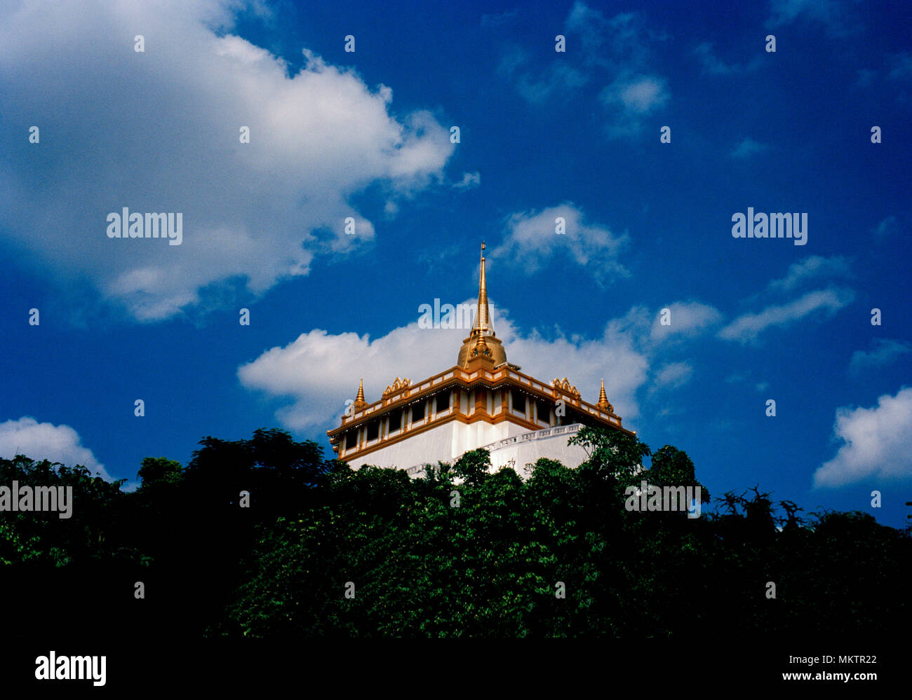 Golden Mount - buddhistische Heiligtum der Wat Saket Ratcha Wora Maha Wihan goldenen Berg Tempel in Bangkok, Thailand in Südostasien im Fernen Osten. Sky Stockfoto