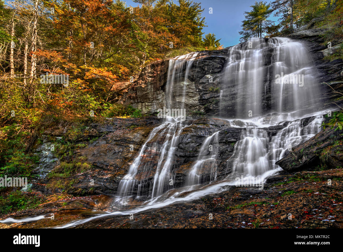 Glen fällt ist eine schöne Serie von großen Wasserfälle, beträgt rund 600 Meter. Es liegt in der Nähe von Highlands North Carolina. Das ist der obere Abschnitt der Stockfoto