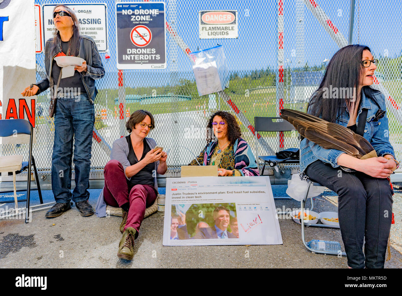 Kanadische Romancier Shaena Lambert und anderen Blockade Kinder Morgan Pipeline terminal Eingangstor, Burnaby, British Columbia, Kanada. Stockfoto