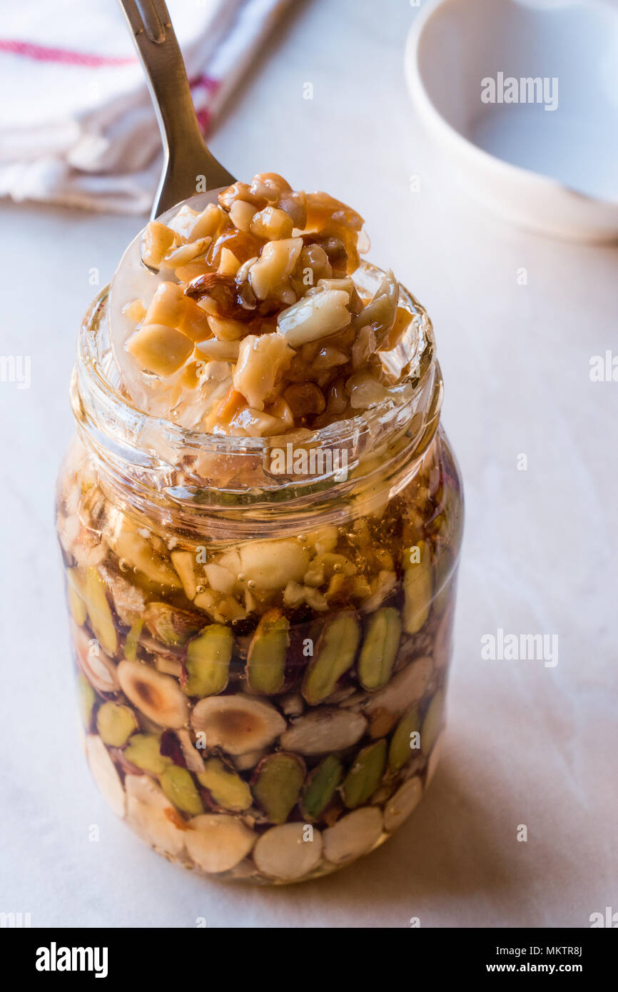 Honig mit Nüssen, Mandeln und Erdnuss Krokant Dessert im Glas ...