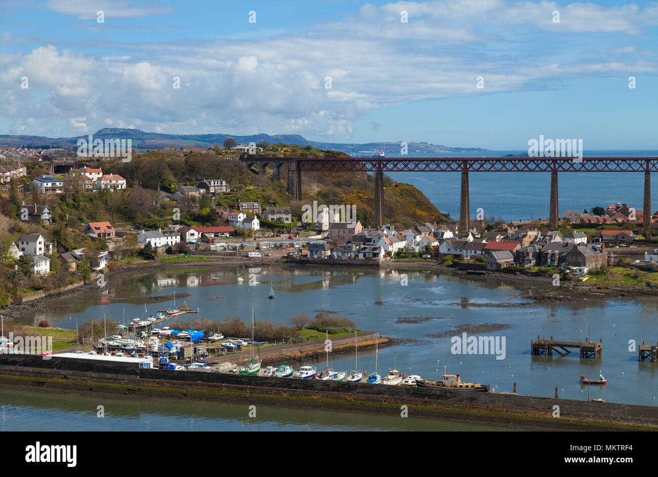 North Queensferry Von der Forth Road Bridge, Fife, Schottland gesehen Stockfoto