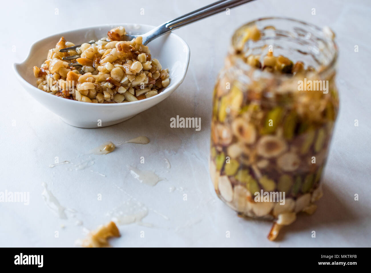 Honig mit Nüssen, Mandeln und Erdnuss Krokant Dessert im Glas ...