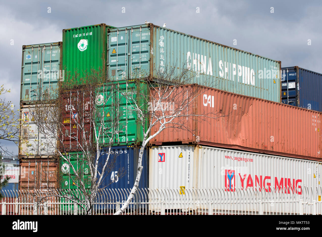 Liefer- Container auf das Dock in South Boston, Massachusetts, USA Stockfoto