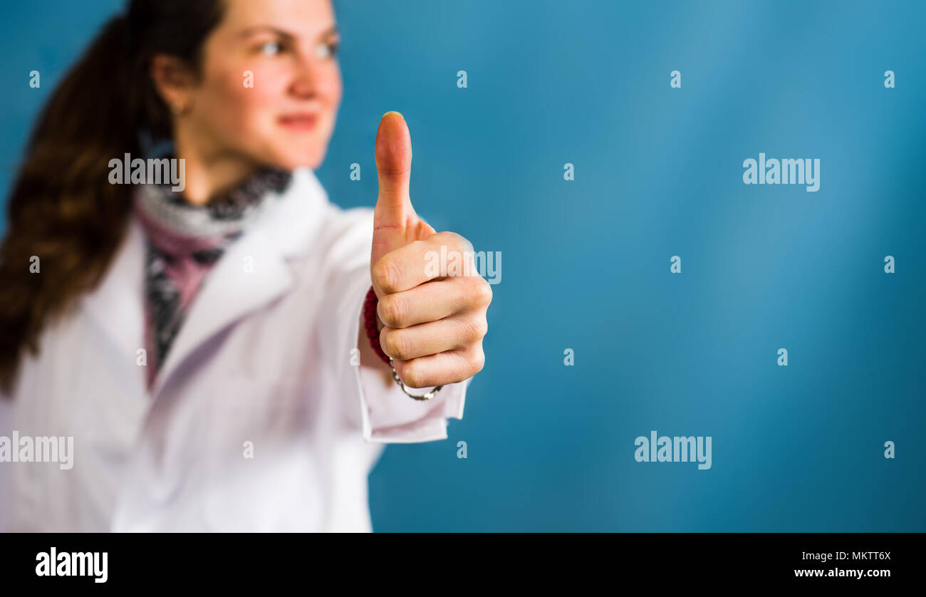 Arzt mit Daumen nach oben Geste Nahaufnahme Stockfoto Arzt mit Daumen nach oben Geste Nahaufnahme Stockfoto