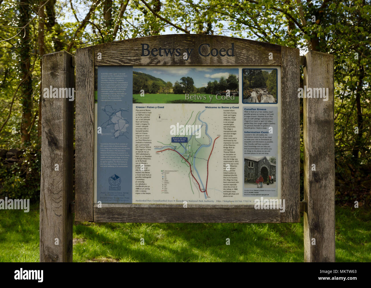 Informationen und Karte auf Holzrahmen in Betws y Coed Snowdonia National Park North Wales UK Stockfoto