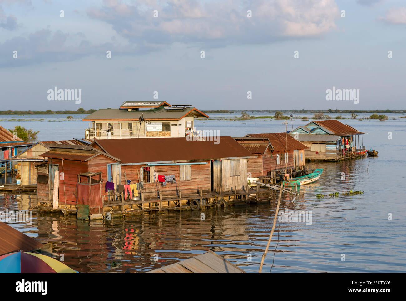 Schwimmende Häuser im Dorf Chong Khneas, Tonle Sap See, Kambodscha Stockfoto