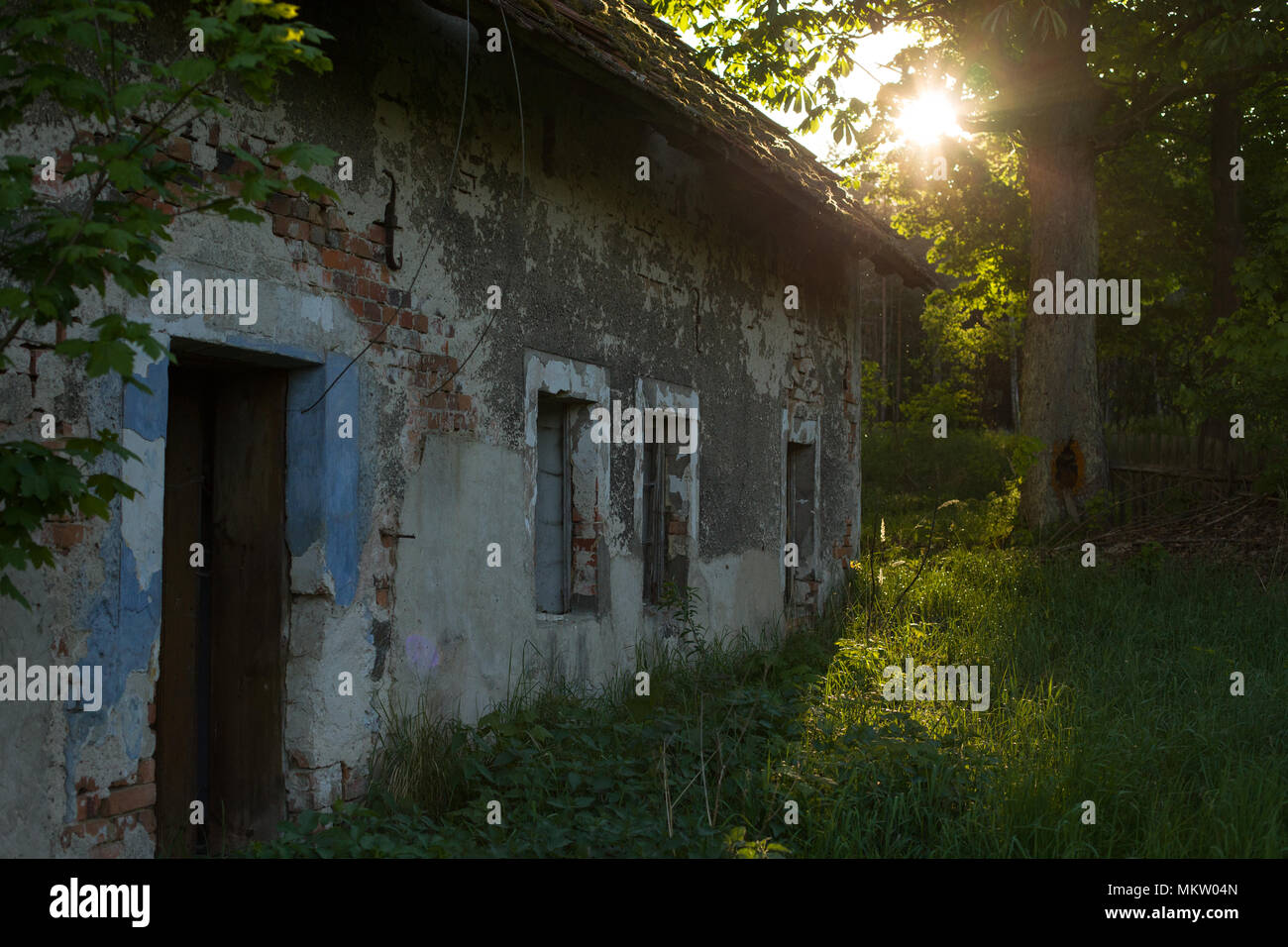 Einem alten, verfallenen Haus. Verlassenes Haus. Ein altes Gebäude, in der Sonne zerstört. Stockfoto
