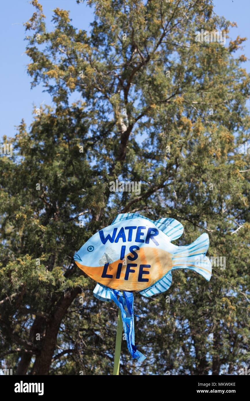 Ein Schild mit der Aufschrift "Wasser ist Leben" am Tag der Parade und Festival in Minneapolis, Minnesota, USA. Stockfoto