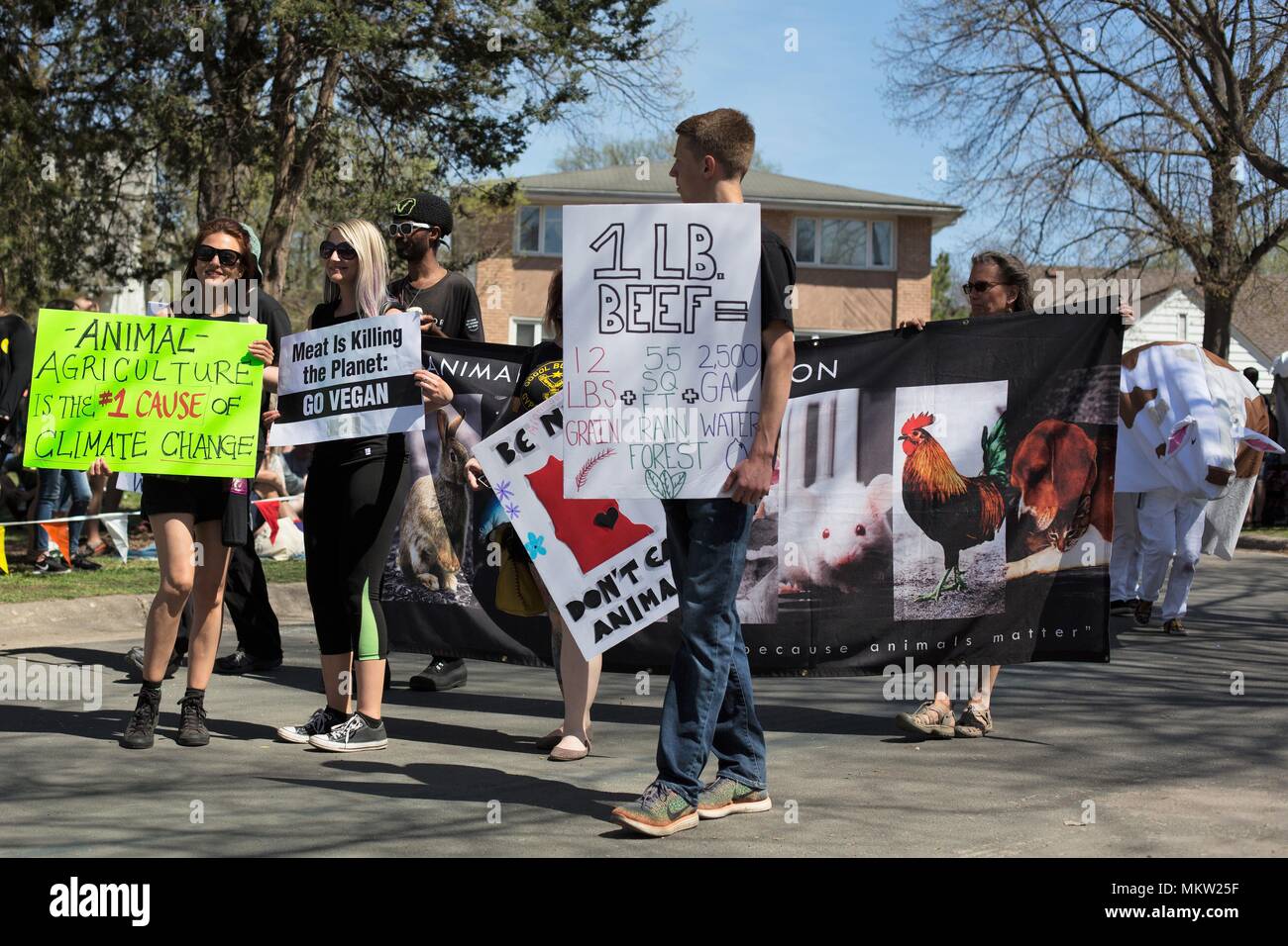 Animal Rights Protesters am Tag der Parade und Festival in Minneapolis, Minnesota, USA. Stockfoto