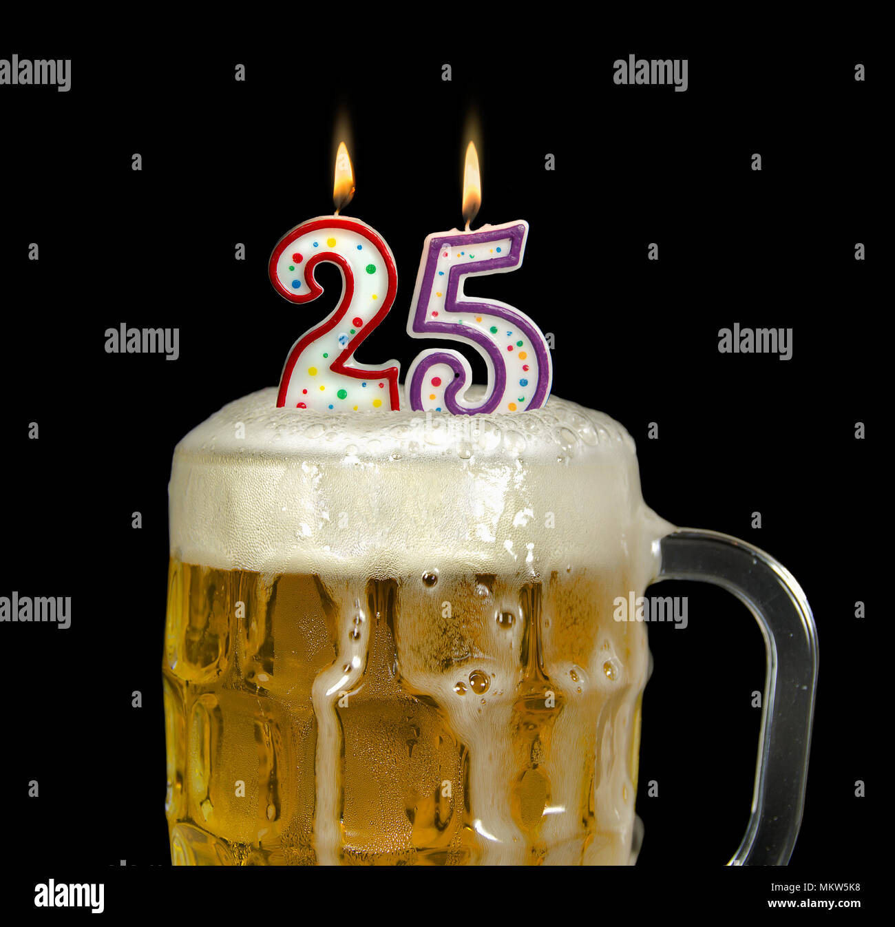 Lit Geburtstag Kerzen für 25. Geburtstag im Becher mit überquellenden Bier isoliert auf Schwarz Stockfoto