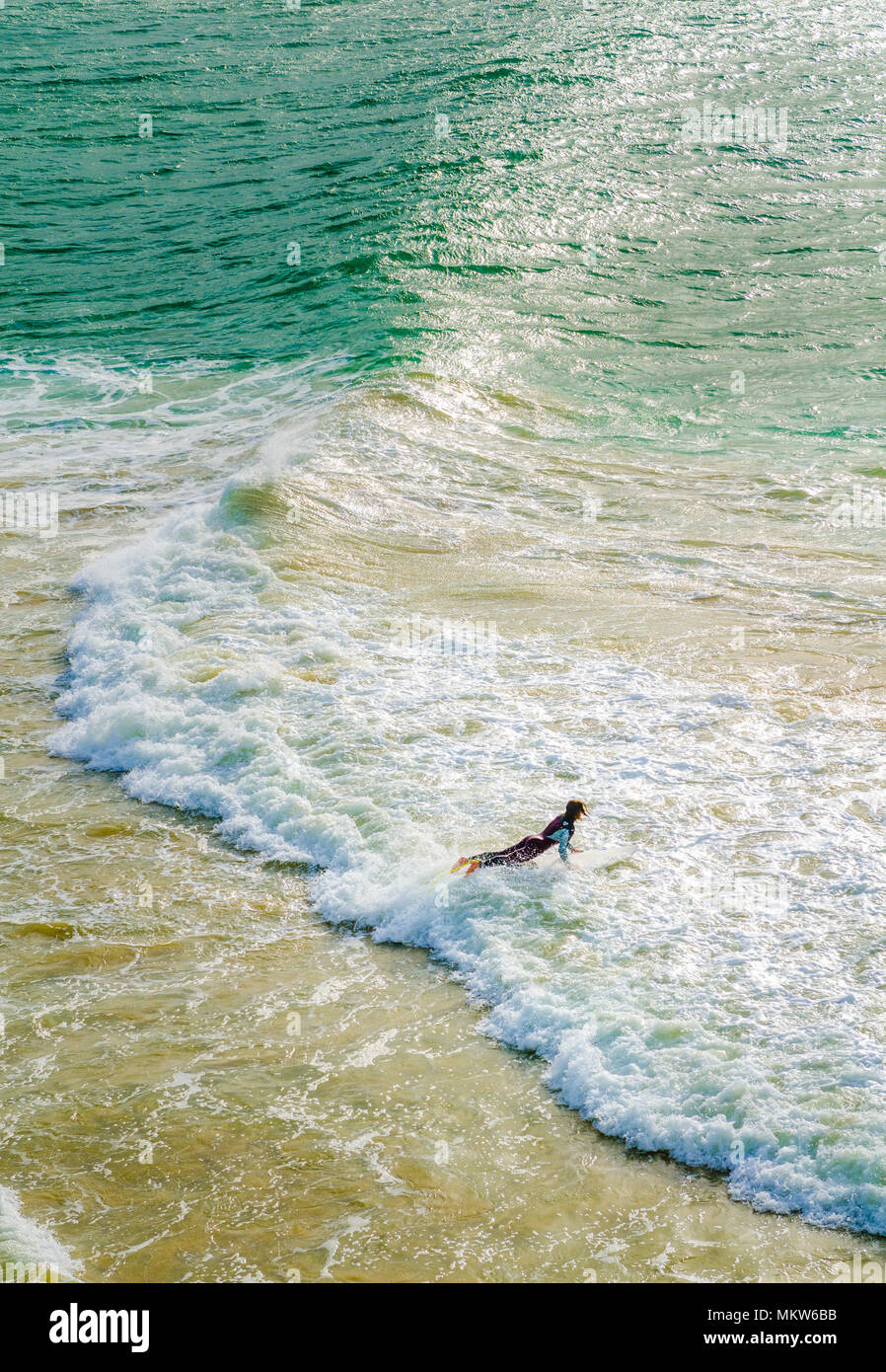 Surfer über eine Welle, die Eingabe der Surf Stockfoto