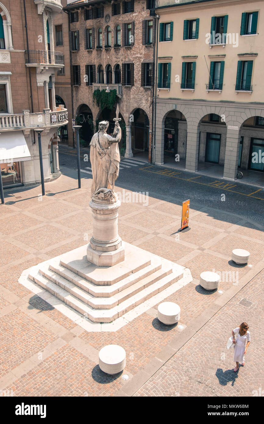 Das Denkmal der Indepence oder 'La Teresona' an der Piazza dell'Indipendenza ist eine riesige Statue von Bildhauer Luigi Borrostat Stockfoto