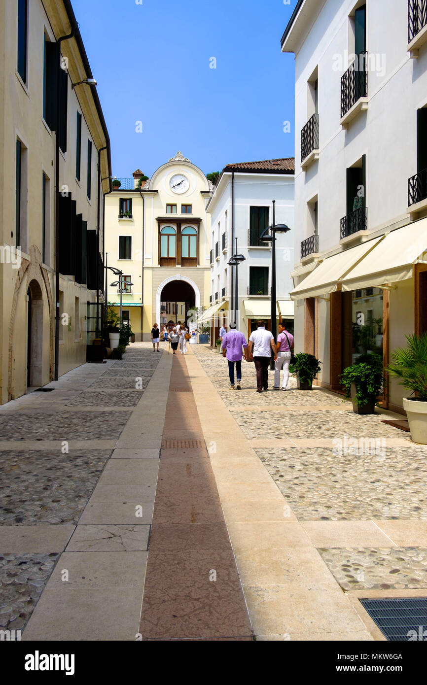 Eine autofreie Straße in der renovierten Nachbarschaft" Quartiere Latino" in der italienischen Stadt Treviso. Die Gasse ist ein friedlicher Ort, im Zentrum der Stadt. Stockfoto