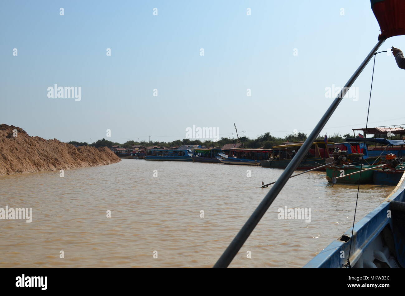 Sie reisen ein Einlaß des Tonle Sap See in Siem Reap, Kambodscha von Longtail Boot. Stockfoto