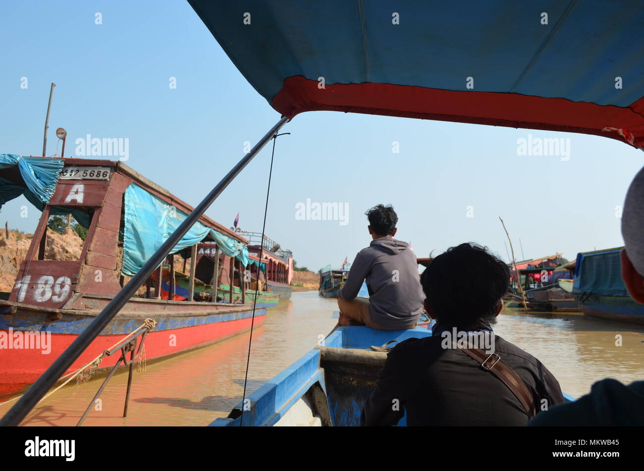 Sie reisen ein Einlaß des Tonle Sap See in Siem Reap, Kambodscha von Longtail Boot. Stockfoto