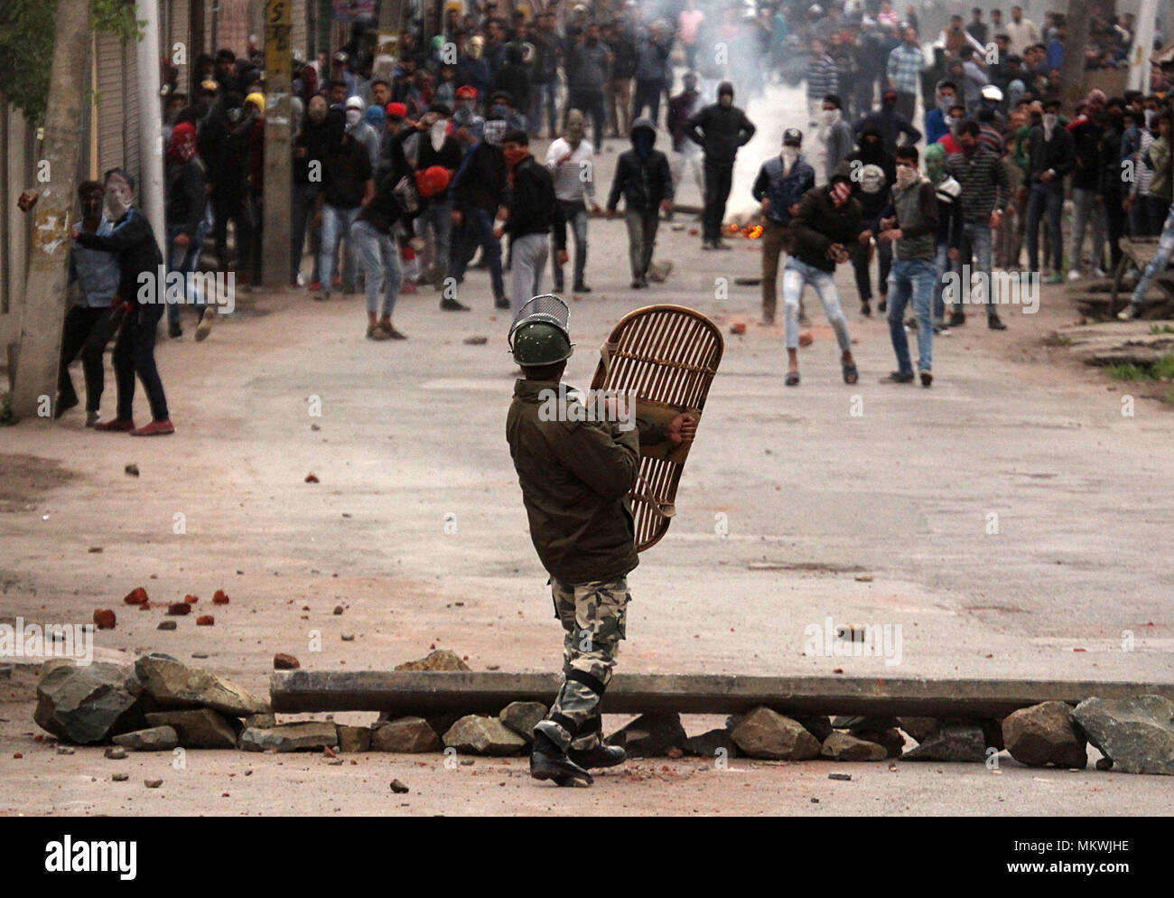 Srinagar, Indien. 08 Mai, 2018. Kaschmir protesters Clash mit der indischen Polizei in Srinagar. Die Polizei feuerte Tränengas Kanister, Pellets und Blendgranaten der wütenden Menge zu zerstreuen. Massive anti-Indien Auseinandersetzungen in Srinagar nach der Ermordung von 10 Menschen, darunter fünf Rebellen und fünf Zivilisten durch indische Sicherheitskräfte ausbrechen. Credit: Faisal Khan/Pacific Press/Alamy leben Nachrichten Stockfoto