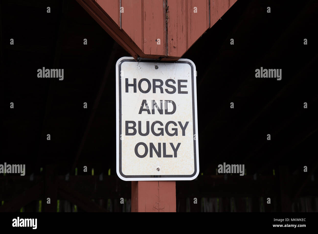 Lititz, PA, USA - Mai 7, 2018: ein Pferd und Buggy nur Zeichen auf einen Schuppen von Amish Farmers beim Einkauf bei modernen Retail Stores verwendet. Stockfoto