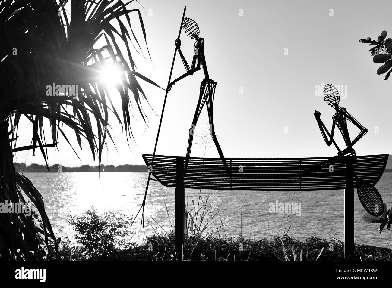Stahl Skulptur von aboriginals Paddeln in einem Kanu mit sunsetArtwork an jezzine Kasernen, Kissing Point fort, Townsville, Queensland, Australien Stockfoto