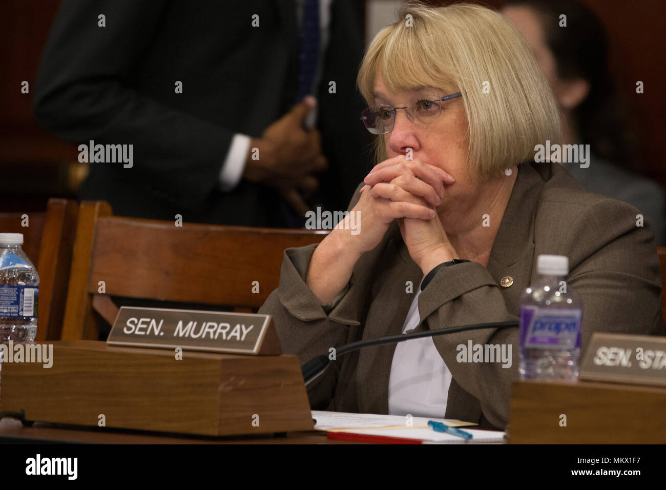 Senator Patty Murray (D-WA) hört auf das Zeugnis in einer Sitzung durch den Senat Demokraten statt Zeugnis von Wählern auf der ACHA am 10. Mai, zu hören, der 2017 an der U.S. Capitol. Stockfoto