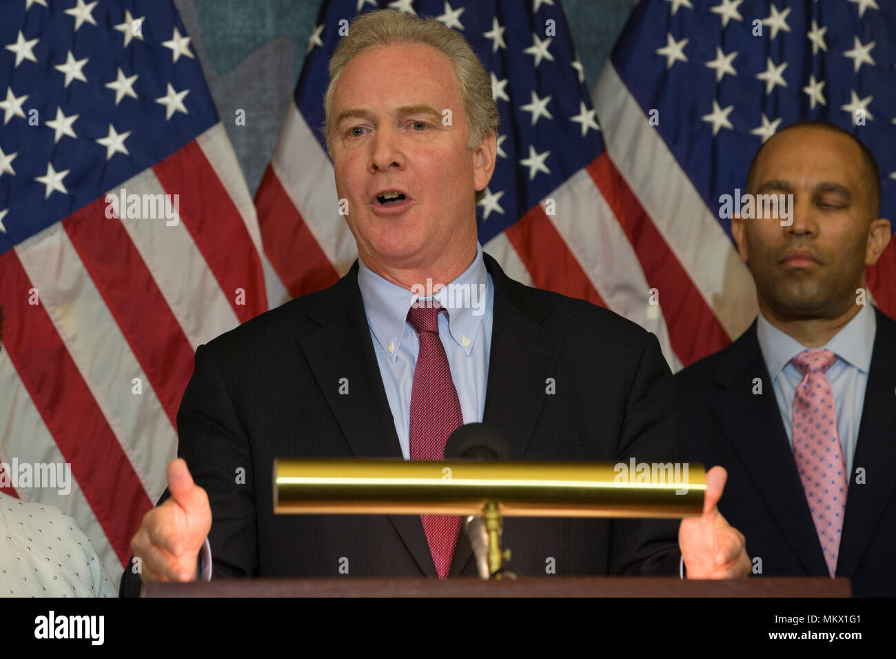 Senator Chris Van Hollen (D-MD) spricht auf einer Pressekonferenz am hundertsten Tag Präsident Donald Trump im Amt am 18. April 2017 im US-Kapitol in Washington, D.C. Stockfoto