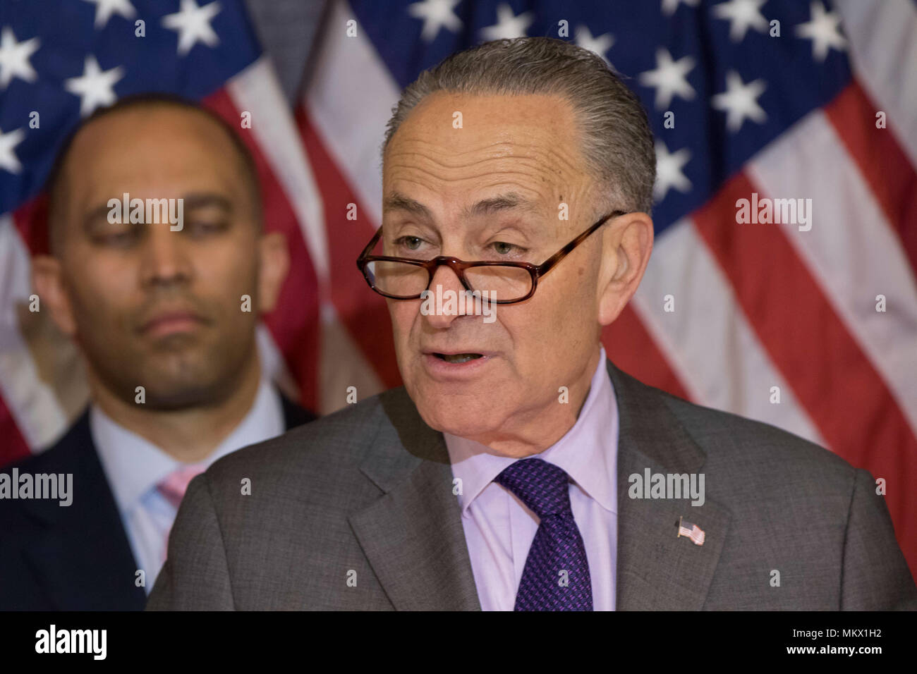 Senat-minorität-Führer Charles Schumer (D-NY) spricht auf einer Pressekonferenz am hundertsten Tag Präsident Donald Trump im Amt am 18. April 2017 im US-Kapitol in Washington, D.C. Stockfoto