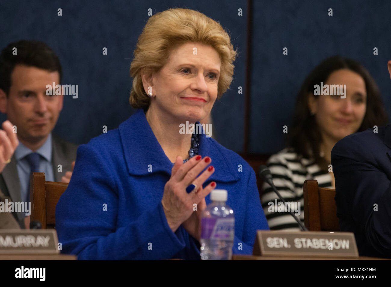 Senator Debbie Stabenow (D-MI) klatscht bei einem Treffen von Demokraten im Senat statt Zeugnis von Wählern auf der ACHA am 10. Mai, zu hören, der 2017 an der U.S. Capitol. Stockfoto