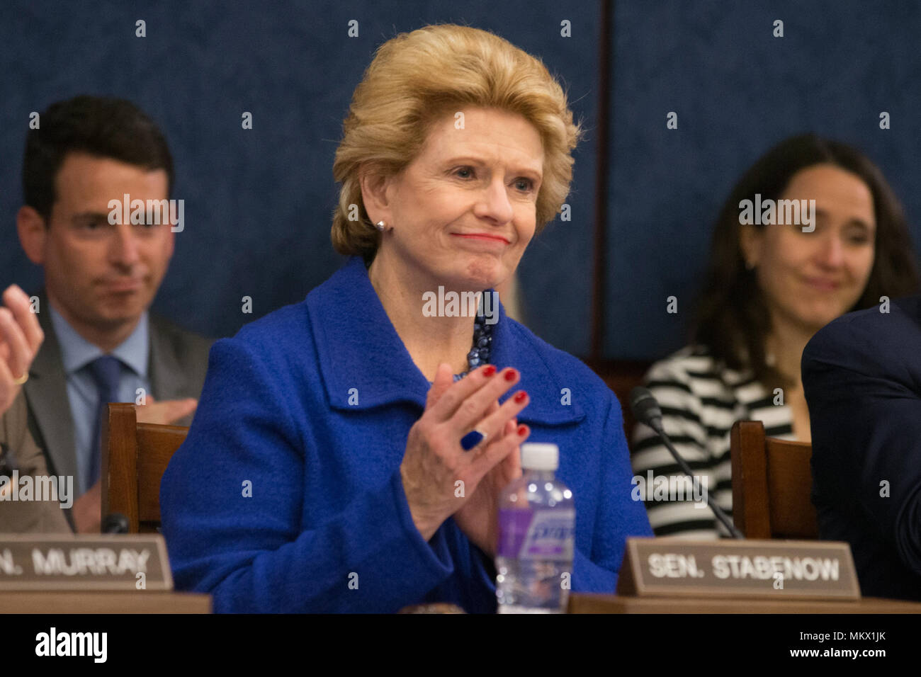 Senator Debbie Stabenow (D-MI) klatscht bei einem Treffen von Demokraten im Senat statt Zeugnis von Wählern auf der ACHA am 10. Mai, zu hören, der 2017 an der U.S. Capitol. Stockfoto