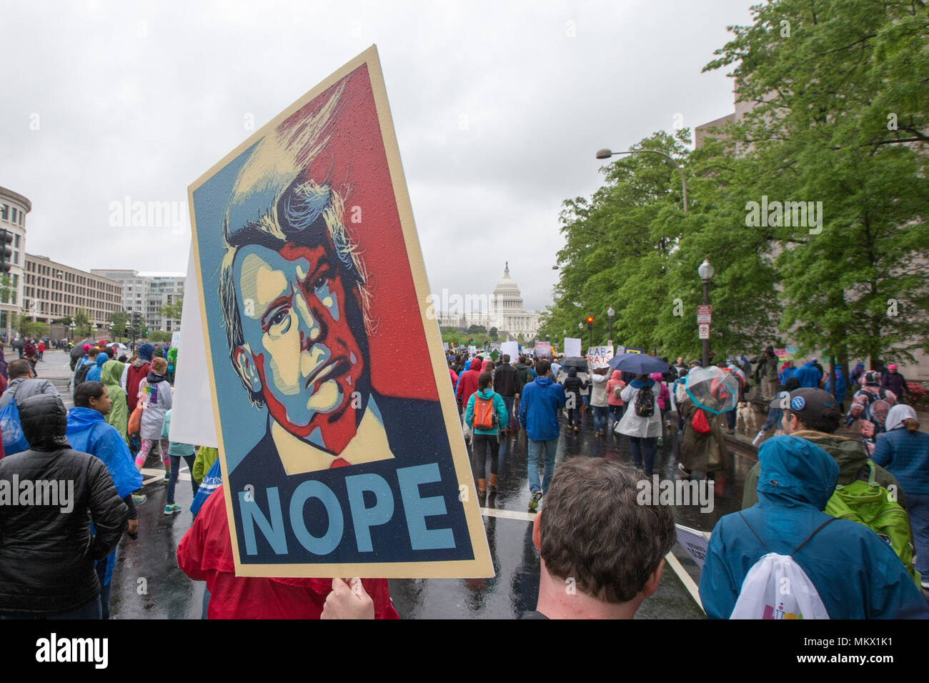 Einen Demonstranten marschiert in Richtung der U.S. Capitol mit einem Bild von Präsident DONALD TRUMP und eine Beschriftung, die liest, 'Nein', während der März für Wissenschaft in Washington, D.C. am 22. April 2017. Stockfoto