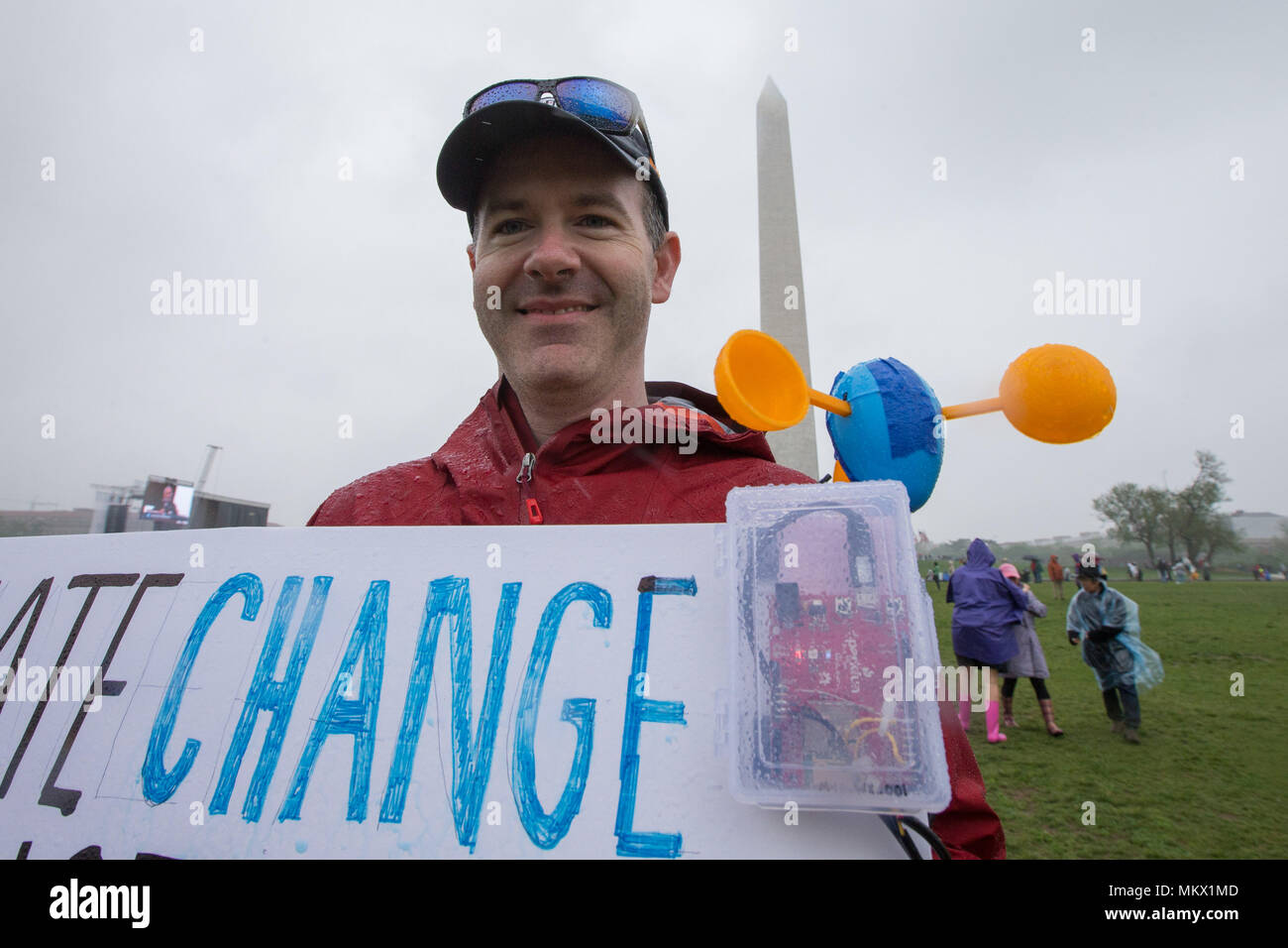 Jesse Laird von Bend, Oregon, hält die "Wissenschaft März Zeichen' ein Protest anmelden, das live Wetterdaten und twittern es an Präsident DONALD TRUMP während LAIRD Proteste im März für die Wissenschaft in Washington, D.C. am 22. April 2017. Stockfoto