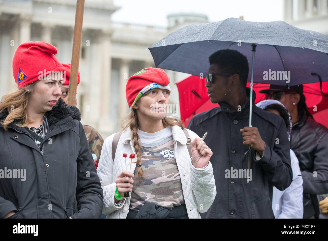 Ein Marihuana Aktivist hält eine Gemeinsame auf dem Gelände der U.S. Capitol in Washington, D.C. am 24. April, 2017. Stockfoto