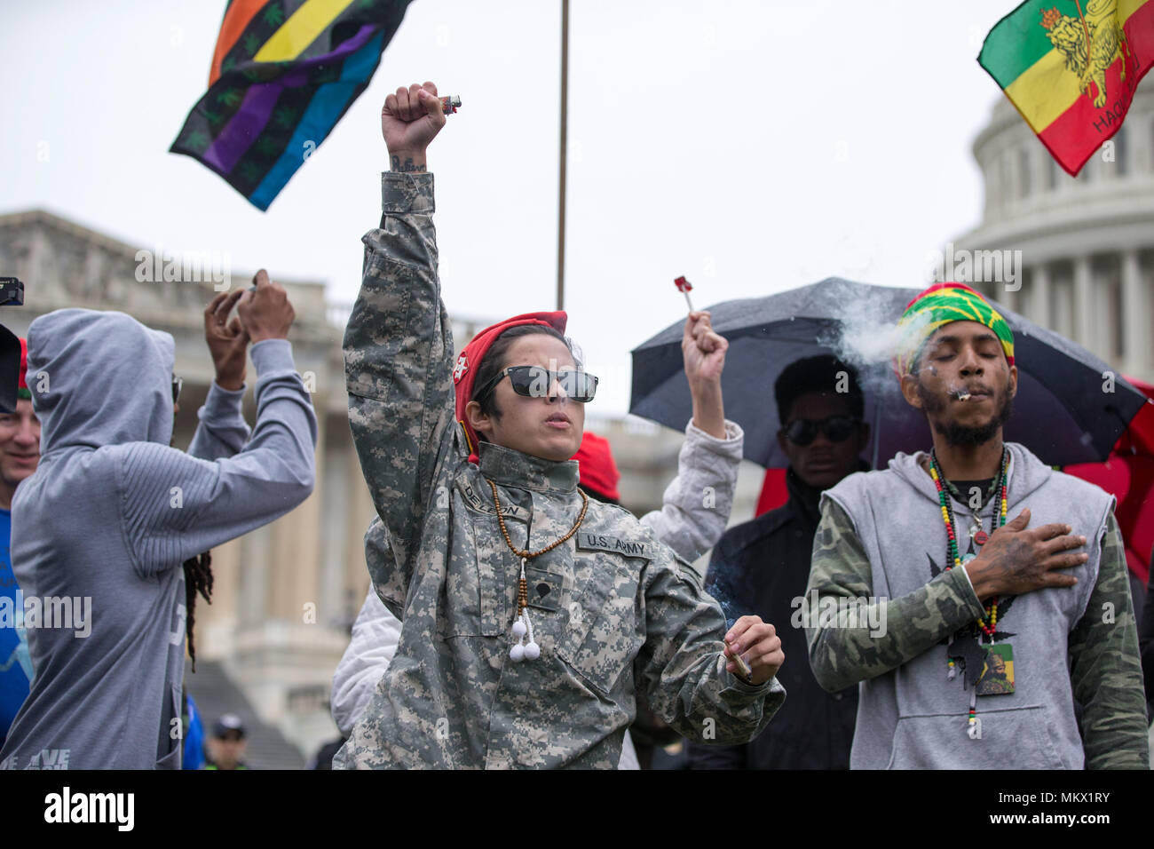 Natalie Delon raucht einen joint auf dem Gelände der U.S. Capitol in Washington, D.C. am 24. April, 2017. Stockfoto