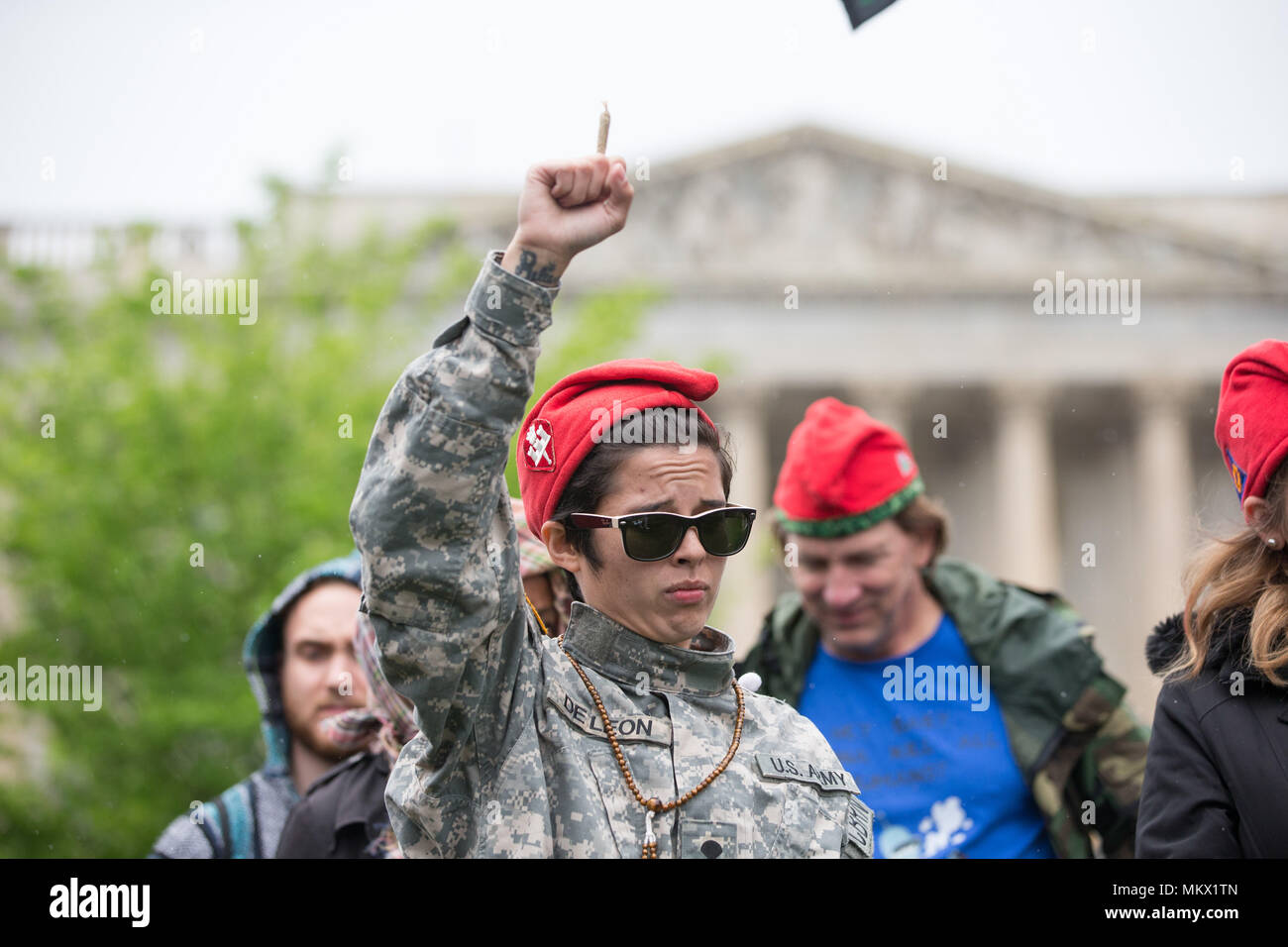 Natalie Delon hält eine Gemeinsame auf dem Gelände der U.S. Capitol vor ihrer Verhaftung in Washington, D.C. am 24. April, 2017. Stockfoto