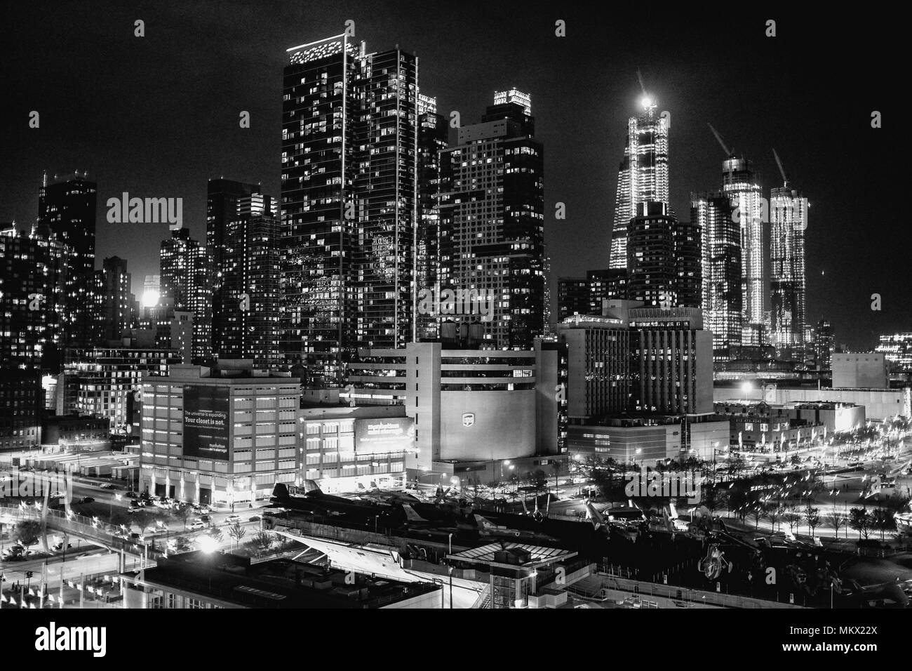 Nächtliche Aussicht auf die Skyline von New York City, Schuß von der norwegischen Bliss deck, einschließlich USS Intrepid im Vordergrund. Stockfoto