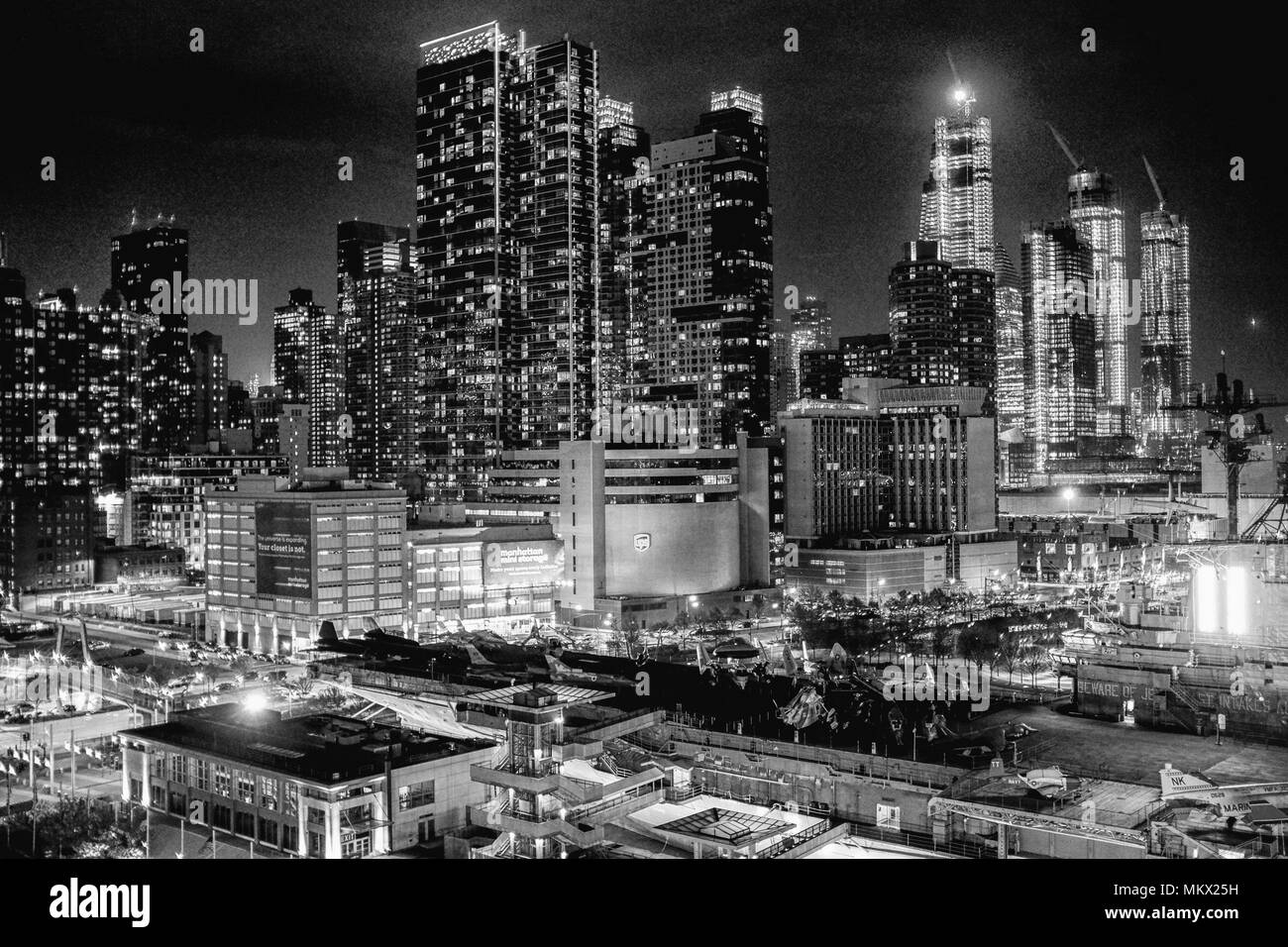 Nächtliche Aussicht auf die Skyline von New York City, Schuß von der norwegischen Bliss deck, einschließlich USS Intrepid im Vordergrund. Stockfoto