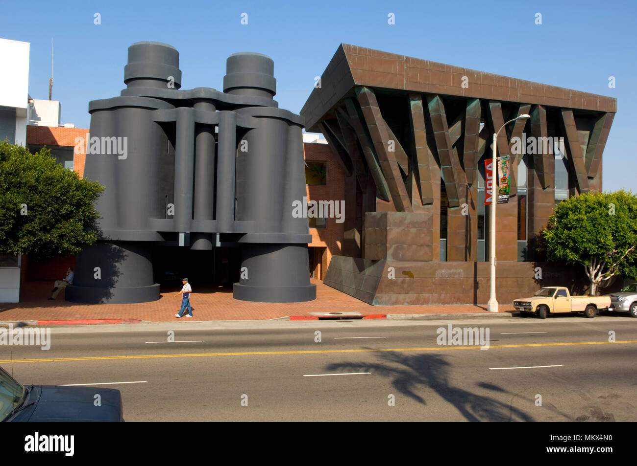 Giant Ferngläser vor Gebäude von Architekt Frank Gehry in Venice Beach, Kalifornien entwickelt Stockfoto