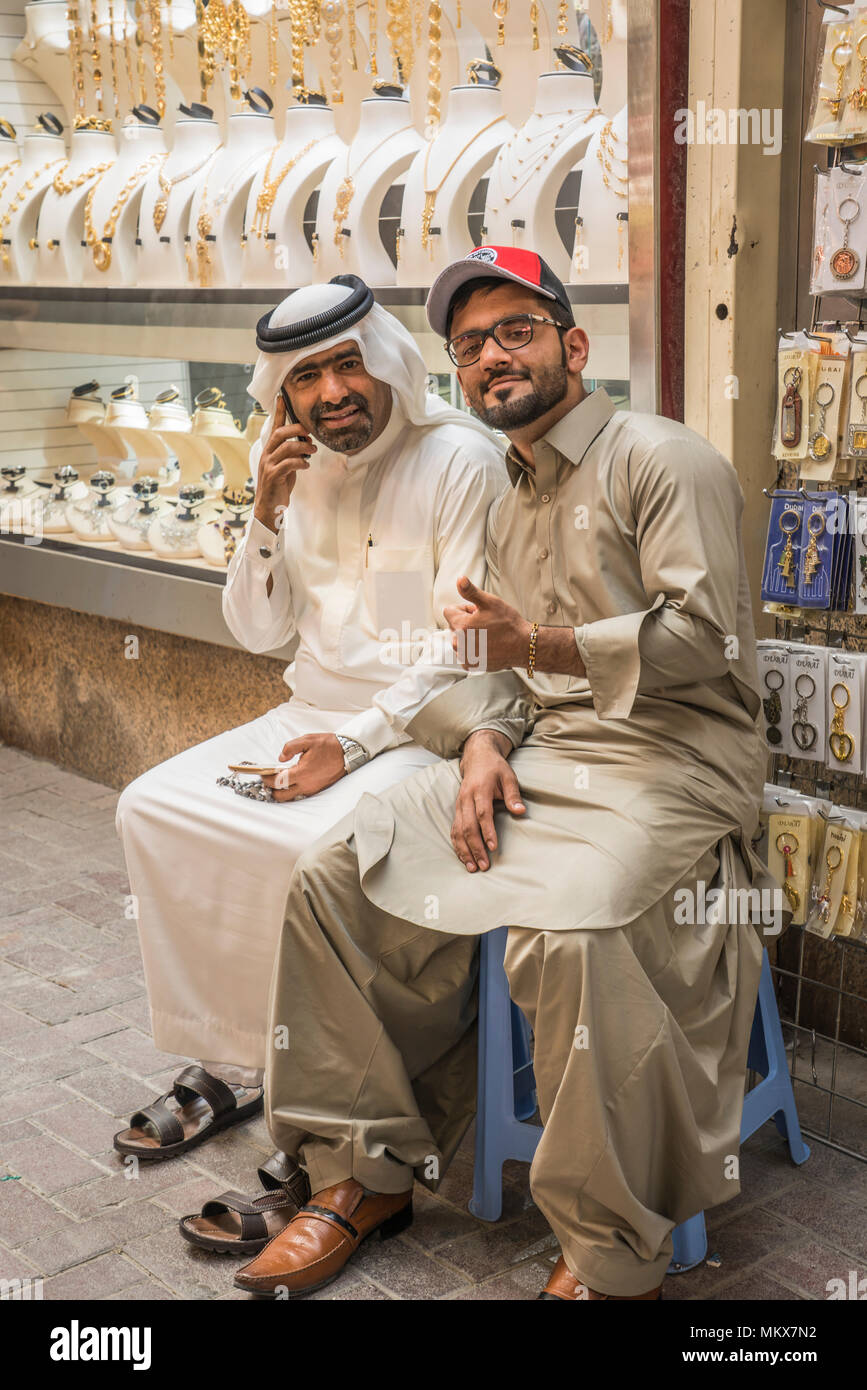 Arabische Männer in traditioneller Kleidung in der Gold Märkte der Altstadt  Souk von Dubai, Vereinigte Arabische Emirate, Naher Osten Stockfotografie -  Alamy