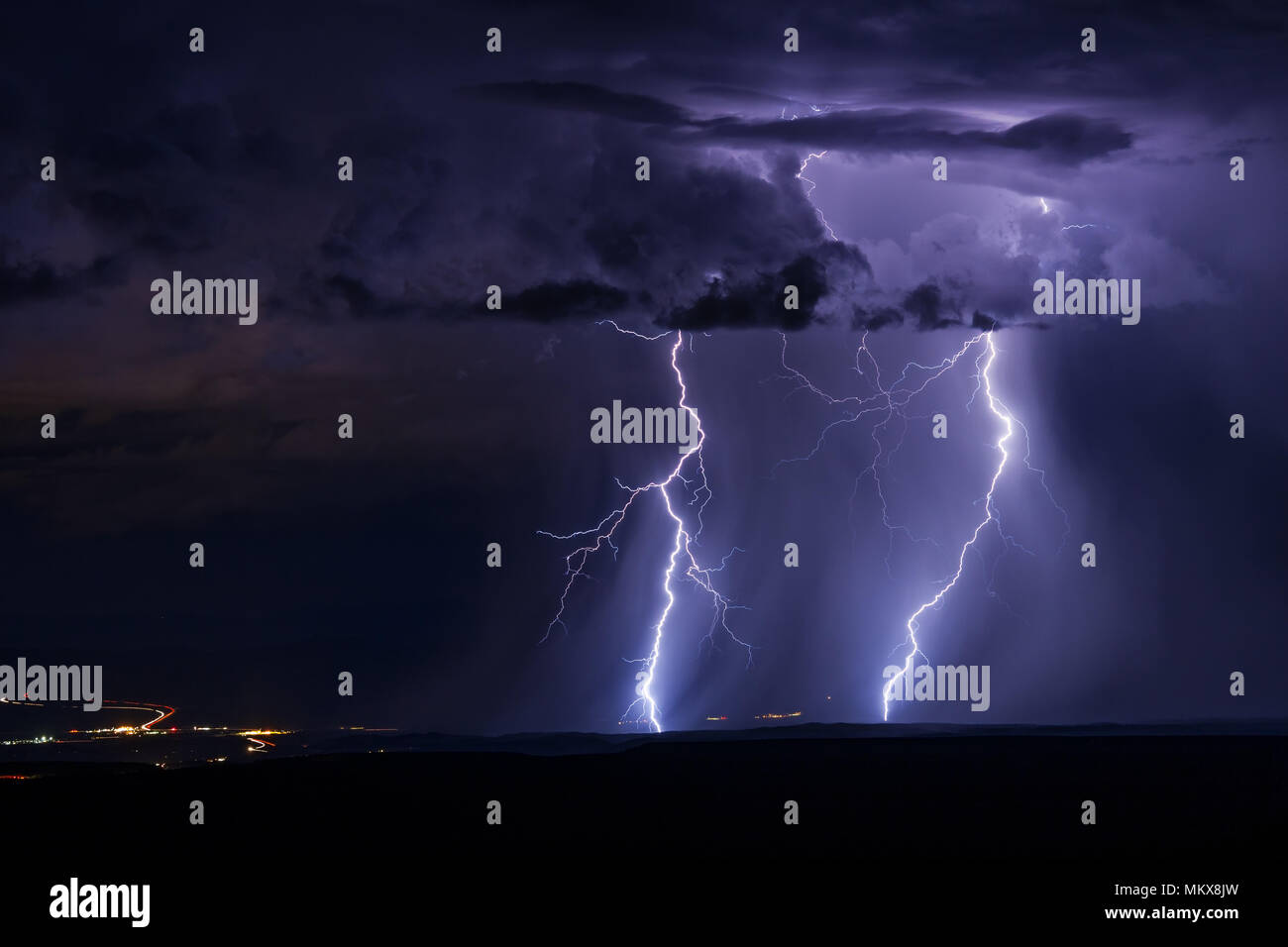 Blitzschlag während ein Sommer-, Monsun-Gewitter durch Camp Verde, Arizona, zieht Stockfoto